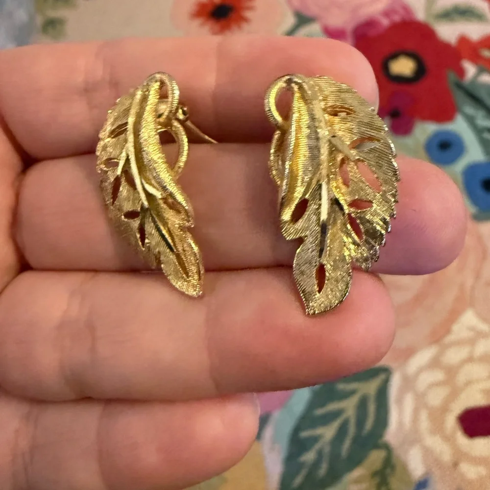 Vintage BSK Gold Tone Leaf Clip On Earrings Textured Mid Century Costume Jewelry